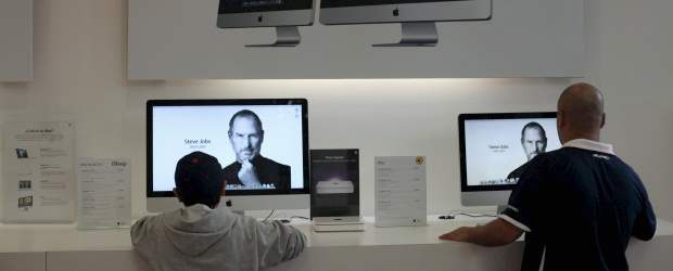 El primer día sin Steve Jobs | Reuters. Guatemala | Las tiendas de la emblemática manzana en el mundo funcionaron a media luz y en las pantallas solo se reproducía la imagen de la página web en la que se expresa un sobrio mensaje de reconocimiento y admiración al fundador de Apple