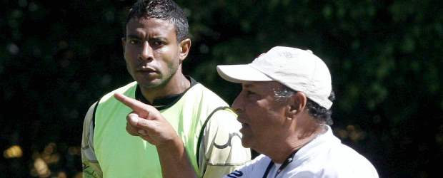 Ni escondo ni regalo nada Gómez | Hernán Vanegas | Álvaro de Jesús Gómez con Lionard Pajoy, el jugador que ha marcado goles definitivos en los últimos partidos del Itagüí frente al Cúcuta y Pereira.
