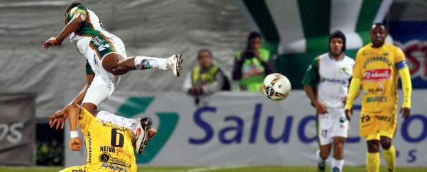 Equidad y Huila empataron 0-0 | Colprensa | Jonh Viáfara salta sobre Bréiner Belálcazar intentando ganar el balón.