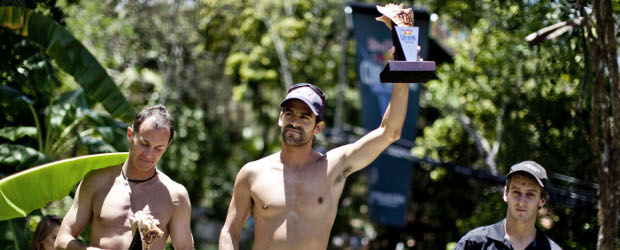 Orlando Duque sigue mandando en el Mundial de clavados | Colprensa | El vallecaucano Orlando Duque (centro) ganó la segunda parada del Red Bull Cliff Diving 2011. Se cumplió en México.