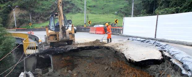 Corrientes no dejan quieta vía Las Palmas | Róbinson Sáenz | La quebrada La Aguacatala ha arrastrado el material que da soporte a un muro de contención. El problema se da en más sitios del corredor vial.