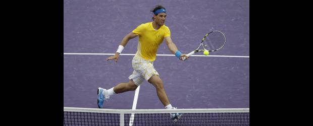 El español Rafael Nadal se impuso físicamente al argentino David Nalbandian por 6-7 (8), 6-2 y 6-2 para avanzar a los octavos de final de Masters 1000 de Miami. | AP | El español Rafael Nadal se impuso físicamente al argentino David Nalbandian por 6-7 (8), 6-2 y 6-2 para avanzar a los octavos de final de Masters 1000 de Miami.