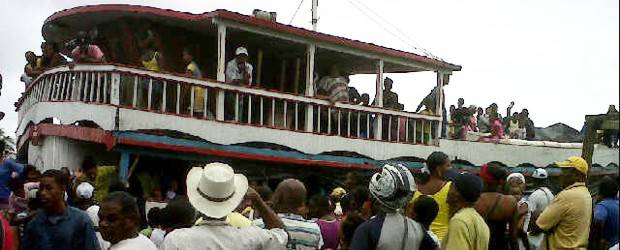 Muy crítica es la situación por invierno en Urabá | José Guarnizo, enviado especial | En la madrugada de este viernes, más de 200 habitantes de Riosucio, Chocó, llegaron a Turbo a bordo de la embarcación Don Werling.