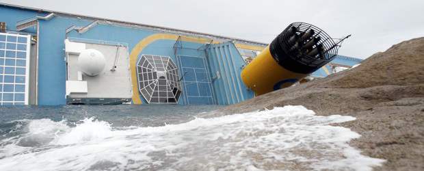 Error humano causó accidente del crucero italiano | AP | El mal clima en la isla podría dificultar las tareas de búsqueda por parte de los buzos de por lo menos 16 personas desaparecidas.