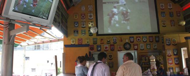 Distancia Operadores-Dimayor es cada vez mayor | Archivo | El fútbol colombiano arrancará mañana con señal cerrada de televisión. Los negocios que hayan adquirido el servicio de Directv ofrecen ya la oferta futbolera.