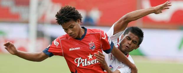 Arboleda, el "Pirlo" de Luna | Juan Antonio Sánchez | William Arboleda estrena función en la nueva etapa de Víctor Luna al frente del Medellín. Ahora como volante de primera línea tiene más responsabilidades en defensa, pero será el encargado de llevar con más claridad el balón.