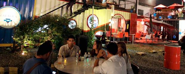 Comer, beber y comprar en contenedores | Julio César Herrera | Zona Libre se ubicó este año entre los cinco finalistas del premio Lápiz de Acero en la categoría Arquitectura Efímera. Sus distintos negocios manejan precios para todos los bolsillos. Hay wraps desde $10.800, hamburguesas desde $9.000 y postres desde $2.500. Queda dos cuadras abajo del parque de El Poblado.
