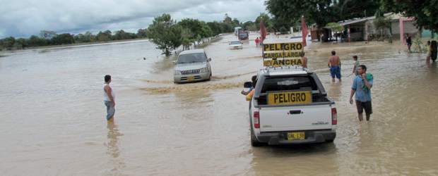 Avalanchas traen la tragedia en las vías | Colprensa | El desbordamiento del río Lebrija, en Santander, ocasionó inundaciones en la Troncal del Magdalena Medio. Según la Policía, 800 metros quedaron cubiertos totalmente por las aguas.