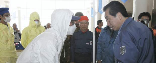 Filtración al mar de agua radiactiva elevó el temor sobre Fukushima | AP | El primer ministro de Japón, Naoto Kan, viajó hasta una base situada a unos 20 kilómetros de la planta nuclear de Fukushima.