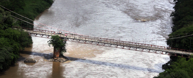 Sin rastro de los ocupantes | Julio César Herrera, Puente Iglesias | Antes de acuatizar el piloto logró pasar la avioneta por debajo del puente, pero 200 metros más adelante, corriente arriba, cayó al río Cauca.
