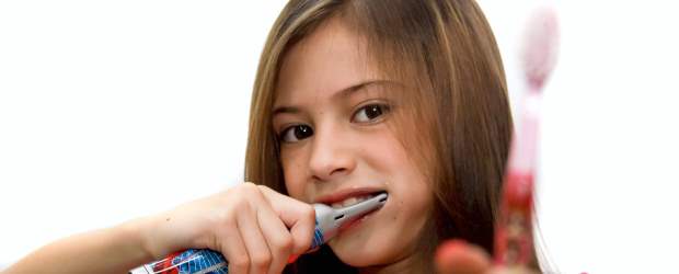 El cuidado oral comienza en los niños | En la población infantil, algunas causas de la caries son el consumo de alimentos procesados, ducles y la falta de higiene. Haga de esta última un proceso divertido.