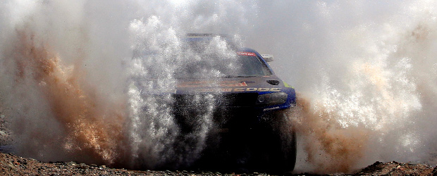 Carlos Sainz dinamitó sus opciones en el Dakar | AP | Sainz sufrió varios inconvenientes en la etapa de este jueves y perdió varios minutos y el segundo lugar en la general en autos.