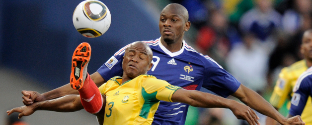 Francia y Sudáfrica se despidieron juntos | AP | Sudáfrica venció este martes 2-1 a Francia, pero el resultado no ayudó a ninguno de lo dos y ambos se despidieron del Mundial. Sudáfrica dejo un anécdota para la historia la convertirse en el primer anfitrión en despedirse en la primera ronda.