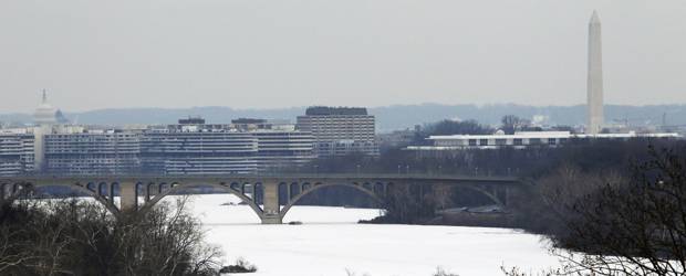 Tormentas de nieve complican tráfico aéreo en Estados Unidos | Reuters | Alrededor de 500 vuelos fueron cancelados este sábado en la costa este.