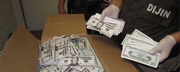 En caja de cartón, un hombre llevaba 350 mil dólares falsos | Cortesía | Los billetes falsos eran de denominación de US$20.