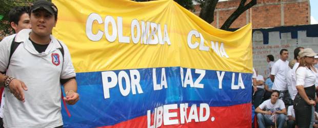 Anuncios de Eln y Farc reviven tema del diálogo | Archivo | Analistas del conflicto coinciden en que el Gobierno y la opinión pública tienen prevenciones frente a una salida negociada del conflicto y por eso las guerrillas deben iniciar acciones de paz para generar un ambiente de conciliación.