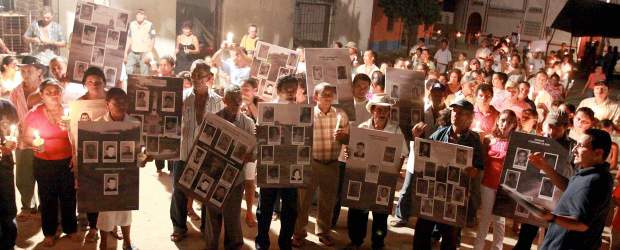 Olvido e impunidad perpetúan dolor de El Salado | Julio Cesar Herrera, El Salado-Bolívar | Las fotografías de sus familiares en pancartas y cientos de velas acompañaron a familiares de las 61 víctimas durante una marcha que conmemoró diez años.