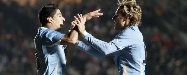 Juan Medina, Reuters, San Juan-argentina | Luis Suárez y Diego Forlán fueron dos de los delanteros que puso en cancha el maestro Óscar Washington Tabárez, pero ni así pudo mostrar supremacía ante Perú, que apenas tuvo en punta a Paolo Guerrero. Los esquemas de tres delanteros han sido poco efectivos en la Copa América de Argentina.