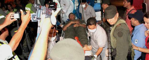 Farc usaron carrobomba para atentar contra la Policía | Cortesía Diario del Huila, Carlos losada | La explosión dejó 10 heridos, de los cuales nueve eran miembros de la Policía. Algunas de las víctimas fueron trasladadas en helicóptero a Neiva.