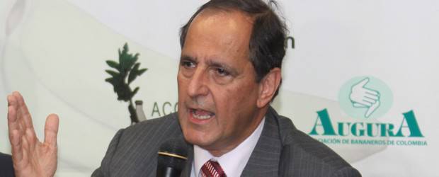 Gobierno creará fondo para disminuir impacto del invierno y revaluación en el sector agrícola | Hernán Vanegas | El ministro de Agricultura, Juan Camilo Restrepo Salazar calificó de muy grave la emergencia por el fuerte invierno.