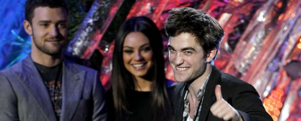 Las palomitas fueron para Eclipse | AP | Robert Pattinson recibió el premio a mejor actor, en la tercera película de Crepúsculo, Eclipse. También por mejor beso y mejor pelea. Justin Timberlake y Mila Kunis, al fondo, le entregaron uno de los galardones y dieron un anticipo de lo que podría