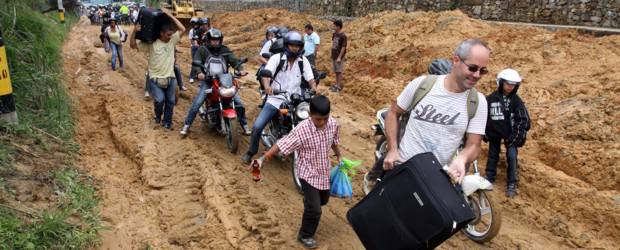 La pesadilla sigue en sector La Aldea | Julio César Herrera | Ante la imposibilidad de que pasaran carros, las autoridades permitieron que la gente cruzara a pie por el derrumbe. Eso cuando el terreno se veía estable, porque la lluvia hizo caer más lodo sobre la vía y la zona se hizo muy peligrosa. La espera continuaba en La Aldea.