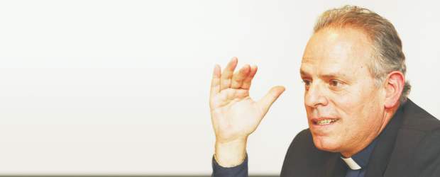 Al padre Camilo lo "cazaron" por talentoso | Colprensa | El padre Camilo Bernal Hadad tiene 56 años y es bogotano. Pertenece a la Congregación de Jesús y María (Eudistas) Tiene títulos en Ingeniería de Sistemas y Computación, Teología y una Licenciatura en Matemáticas.
