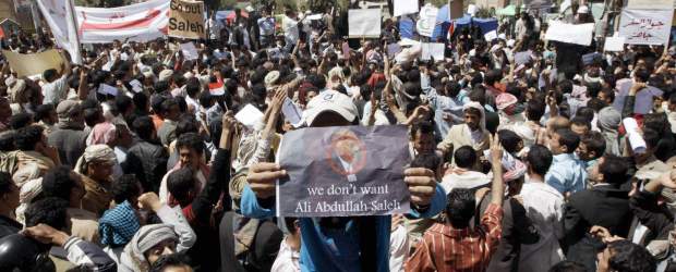 Libia en el caos y Yemen, Irak, Marruecos, Bahréin y Argelia en medio de la violencia | Reuters | En Yemen miles de personas también protestan contra el gobierno.