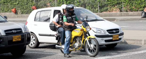 Motociclistas esconden celular en casco | Archivo