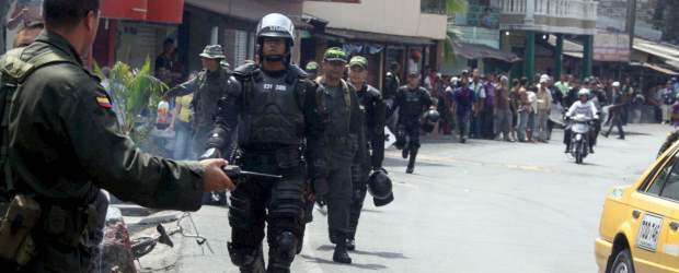 Crecen protestas por aspersión de la coca | Archivo | Al casco urbano de Tarazá han llegado cerca de 300 campesinos según el censo realizado hasta el lunes a las 6:00 de la tarde. Según el secretario de Gobierno de Tarazá, Didier Upegüi, hasta ahora no se han presentado alteraciones del orden público. En la zona hay presencia de la Policía y el Ejército.