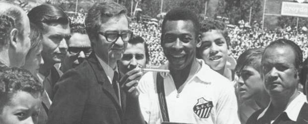 Estrellas que iluminaron el cielo de Medellín | Archivo | El Rey Pelé jugó tres veces en el estadio Atanasio Girardot, de Medellín. Con carriel terciado, posa al lado de las autoridades de la ciudad. Pelé siempre fue un imán de taquilla, aunque en 1972 compitió frente a una corrida de toros.