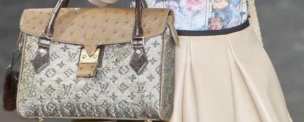 Vivan las damas de vestido y cintura ceñida | AP | Los bolsos de mano, con asa, exaltan el estilo femenino.