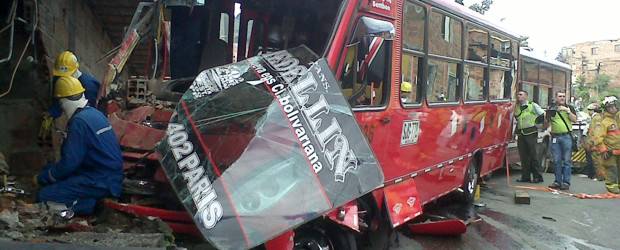 Choque de dos buses en Robledo Miramar dejó 14 personas lesionadas | Esteban Vanegas | Las personas heridas por el accidente son los ocupantes de los vehículos.