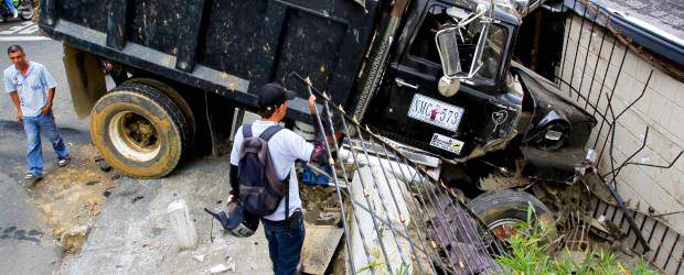Colisión de tres carros en Envigado dejó un lesionado y daños materiales | Esteban Vanegas| Los daños más graves se focalizaron en la obra en construcción y en los vehículos implicados.