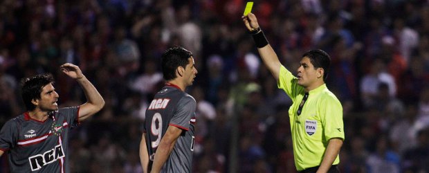 Conmebol distinguió al árbitro Óscar Julián Ruiz | Reuters | El silbato de Óscar Julián sonó este jueves por última vez a nivel internacional en la Copa Santander Libertadores.