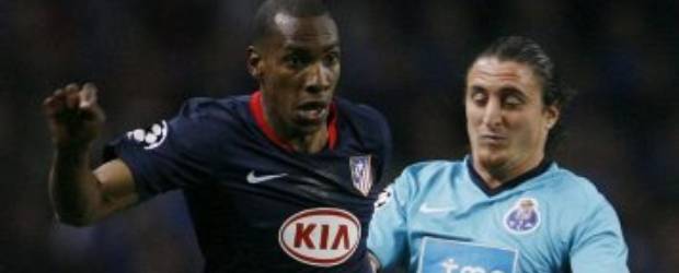 Amaranto Perea le apuesta a la Liga Europa | Archivo-Reuters | Perea (izq.) aseguró que la afición "necesitaba una alegría como ésta" y que, aunque los jugadores "no sean conscientes" de la importancia de estos logros, sienten que éste es su momento.