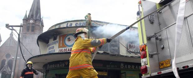 Incendio en procesadora de estopas en Barrio Triste dejó daños materiales | Hernán Vanegas | El incendio fue controlado en menos de una hora por los bomberos.
