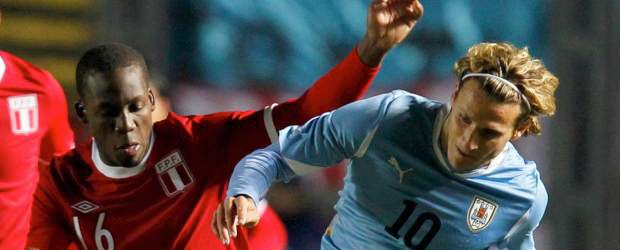 La garra charrúa empató con un aplicado Perú | Reuters | El uruguayo Diego Forlán fue uno de los hombres que más inquietó el arco de los peruanos.