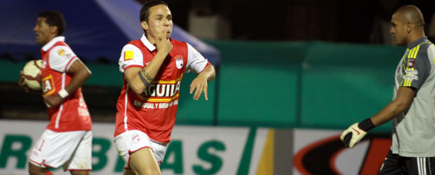 Seijas y Rodas salvaron de la derrota al Santa Fe | Colprensa | En el estadio el Campín de Bogotá, Santa Fe venció al Caracas Futbol Club de Venezuela 2-1 en compromiso por la Copa Sudamericana.