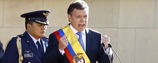 Diálogo franco y pronto | Jorge Silva, Reuters - Bogotá | Con la razón o por la fuerza, el presidente Juan Manuel Santos se comprometió con la meta de tener un país libre de la guerrilla. En su discurso de posesión dijo que las puertas del diálogo están abiertas pero dejó claro que no quiere sembrar falsas esperanzas ni traer frustraciones como las de procesos anteriores.