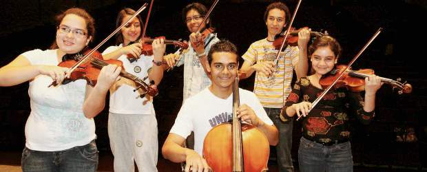 El talento supera su estatura | Donaldo Zuluaga | Melissa Cano, Sara Galindo, Sebastián Gaviria, Daniel Medina, Santiago Isaza (violonchelo) y Laura Melissa Cano hacen parte de los jóvenes que ofrecerán hoy el concierto en compañía de los músicos de la Filarmónica. La presentación de hoy es el lanzamiento oficial de la Academia Filarmónica de Medellín, espacio en el que los jóvenes podrán aprender y buscar la profesionalización.