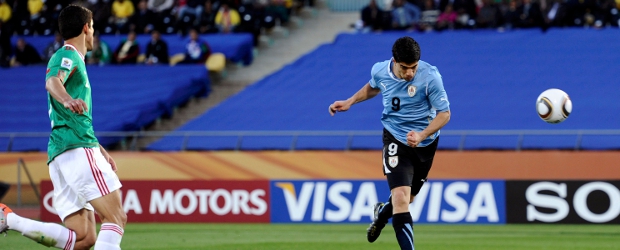 México y Uruguay, a octavos | Reuters | El atacante charrúa Luis Suárez anotó el único tanto del compromiso con golpe de cabeza en el minuto 43 de la primera parte.
