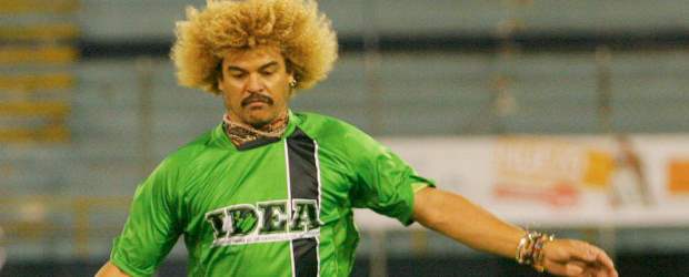 El Pibe tiene corazón grande para los Héroes | Archivo | Para Carlos el Pibe Valderrma, en esta acción ante John Javier Choronta Restrepo, el Día del Fútbol Antioqueño ocupa un lugar especial en su agenda. Mañana lo ratificará en el Atanasio Girardot.