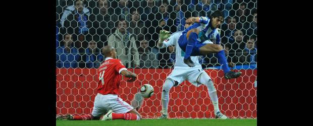 Falcao anotó el mejor gol latino de las Ligas europeas | AP | Falcao se destacó con un taconazo que batió al portero del Benfica, Roberto, en el clásico portugués que se cerró con una goleada por 5-0 del equipo norteño al de Lisboa.