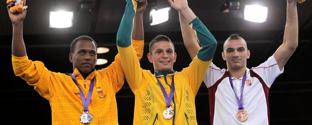 A los puños llegó otra medalla en Singapur | Reuters | El podio del boxeo en la categoría de los 75 kilogramos, de izquierda a derecha: Juan Carlos Carrillo (plata), Damien Hooper de Australia (oro) y Zoltan Harcsa de Hungría (bronce).