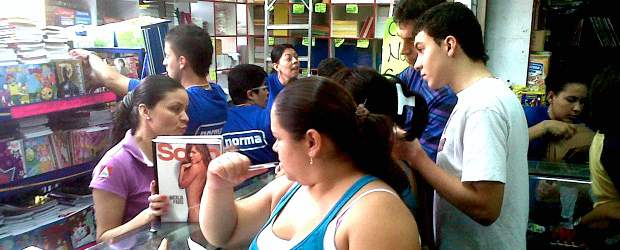 Cazadores de útiles baratos | Diego Agudelo Gómez | Los padres de familia exprimen el bolsillo y las papelerías y almacenes se hacen su agosto. El mercado es tan grande y variado que las ofertas se acomodan a distintos presupuestos. En la Papelería Colombia dicen que los padres gastan en promedio 500 mil pesos.