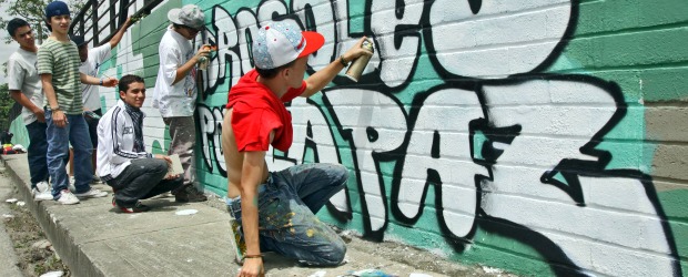 Con el arte se marcan territorios para la paz | Hernán Vanegas | Jóvenes integrantes del colectivo artístico Grafiti de la Cinco convirtieron en lienzo uno de los muros del parque Juanes de la Paz. En un grafiti, denominado Aerosoles por la paz, los muchachos reflejaron su deseo de que dejen de presentarse actos violentos en su barrio.