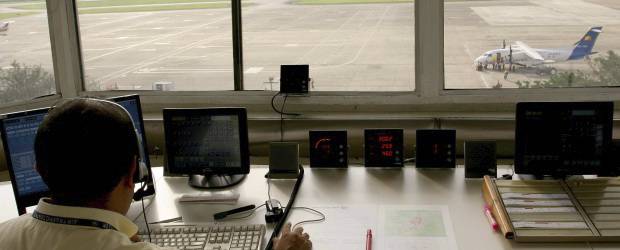 Lío de contraladores no se refleja en tierra | Archivo | Según la Asociación Colombiana de Controladores Aéreos, ha habido una disminución en la capacidad adquisitiva de los controladores, pues en 2010 se ganaban el equivalente a cinco salarios mínimos, mientras hoy sólo cuatro.