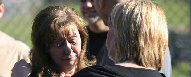 Reuters | Los familiares de los trabajadores aguardan afuera de la mina a la espera de noticias de sus seres queridos.