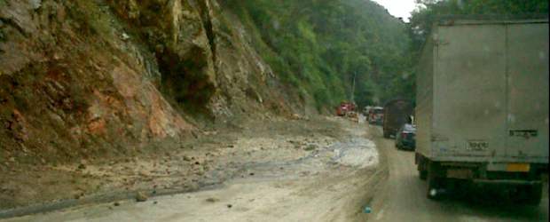 Reabierta a un carril la vía a Santa Fe de Antioquia | Cortesía @jairoqra | Desde horas de la noche del miércoles, la vía a Santa Fe de Antioquia tiene problemas por derrumbe.